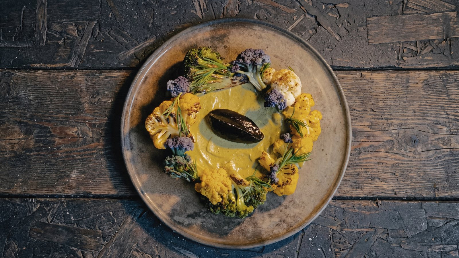 Yellow puree with cauliflower, broccoli, and a mussel
